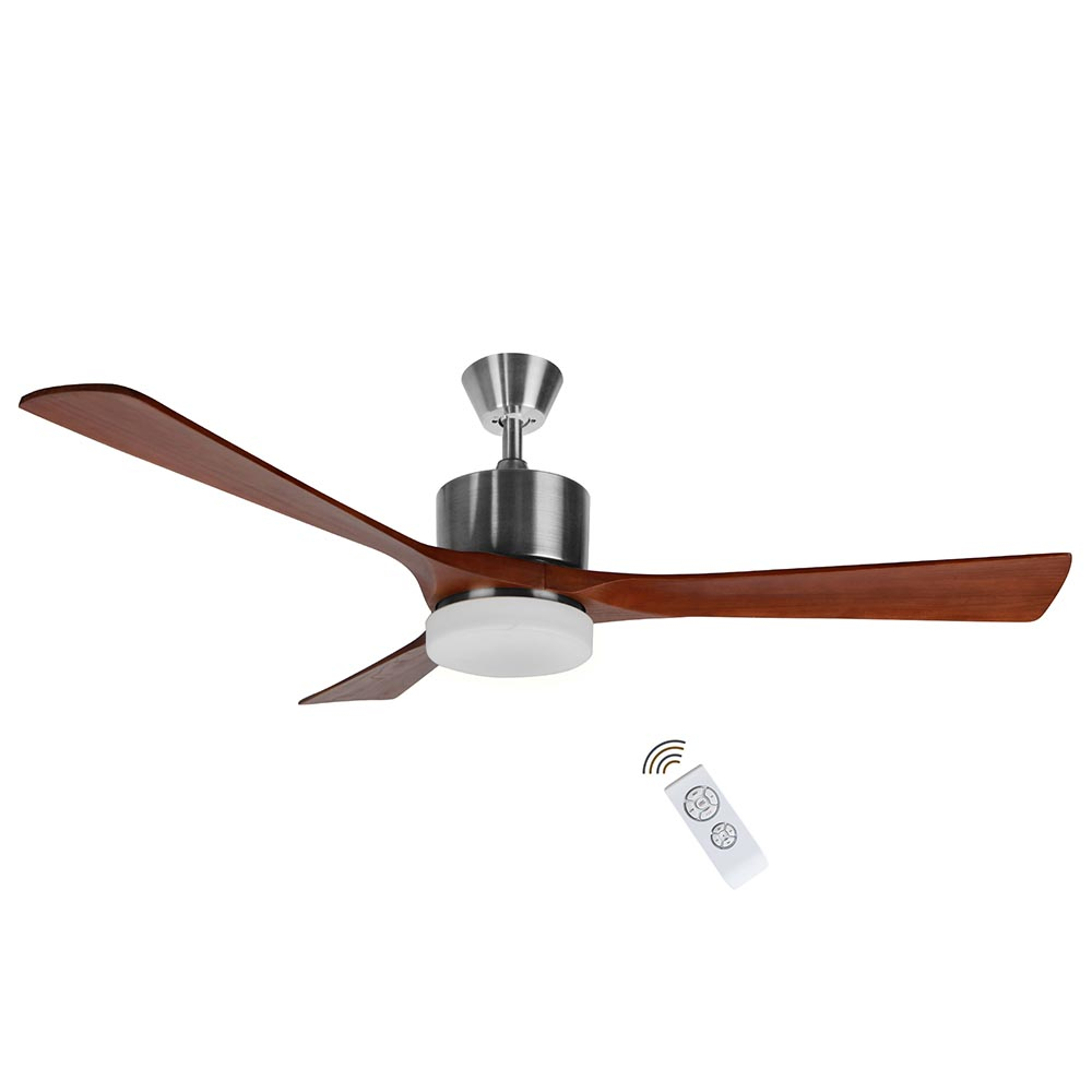 Ventilador de techo con aspas marrones, carcasa de motor plateada y mando a distancia sobre fondo blanco.