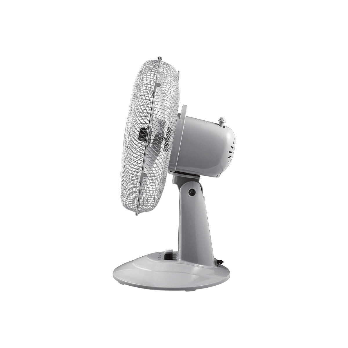 Obraz przedstawia szaro-biały wentylator biurkowy z boku, z ochronną metalową kratką.