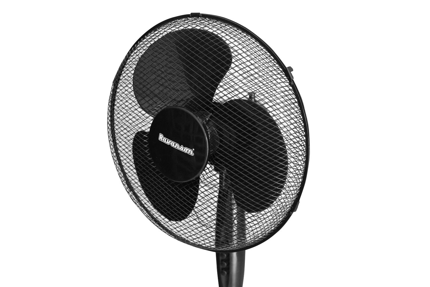 Un ventilatore da terra nero con tre pale e una griglia protettiva.