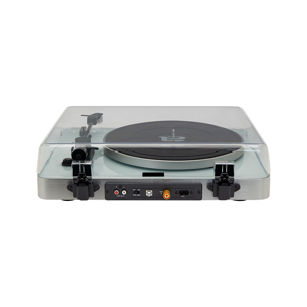 Un tocadiscos con una cubierta transparente. El tocadiscos es azul claro con detalles plateados.