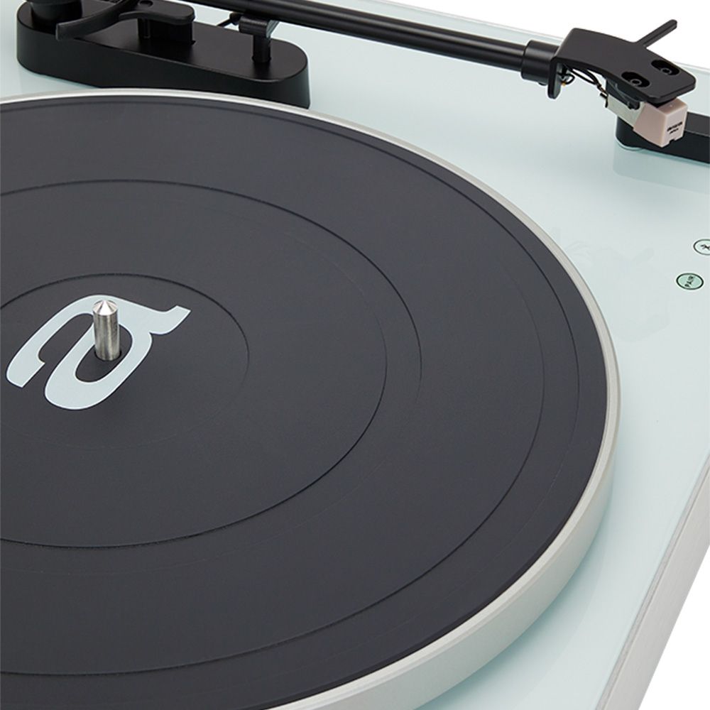 Tocadiscos con disco negro. Primer plano del brazo y los controles. Fondo blanco.