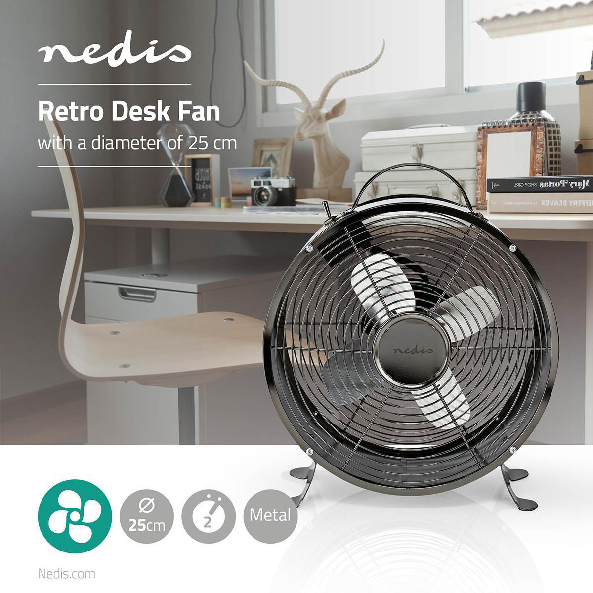 L'immagine mostra un ventilatore da scrivania retrò nero con tre pale, contro una finestra e una scrivania.