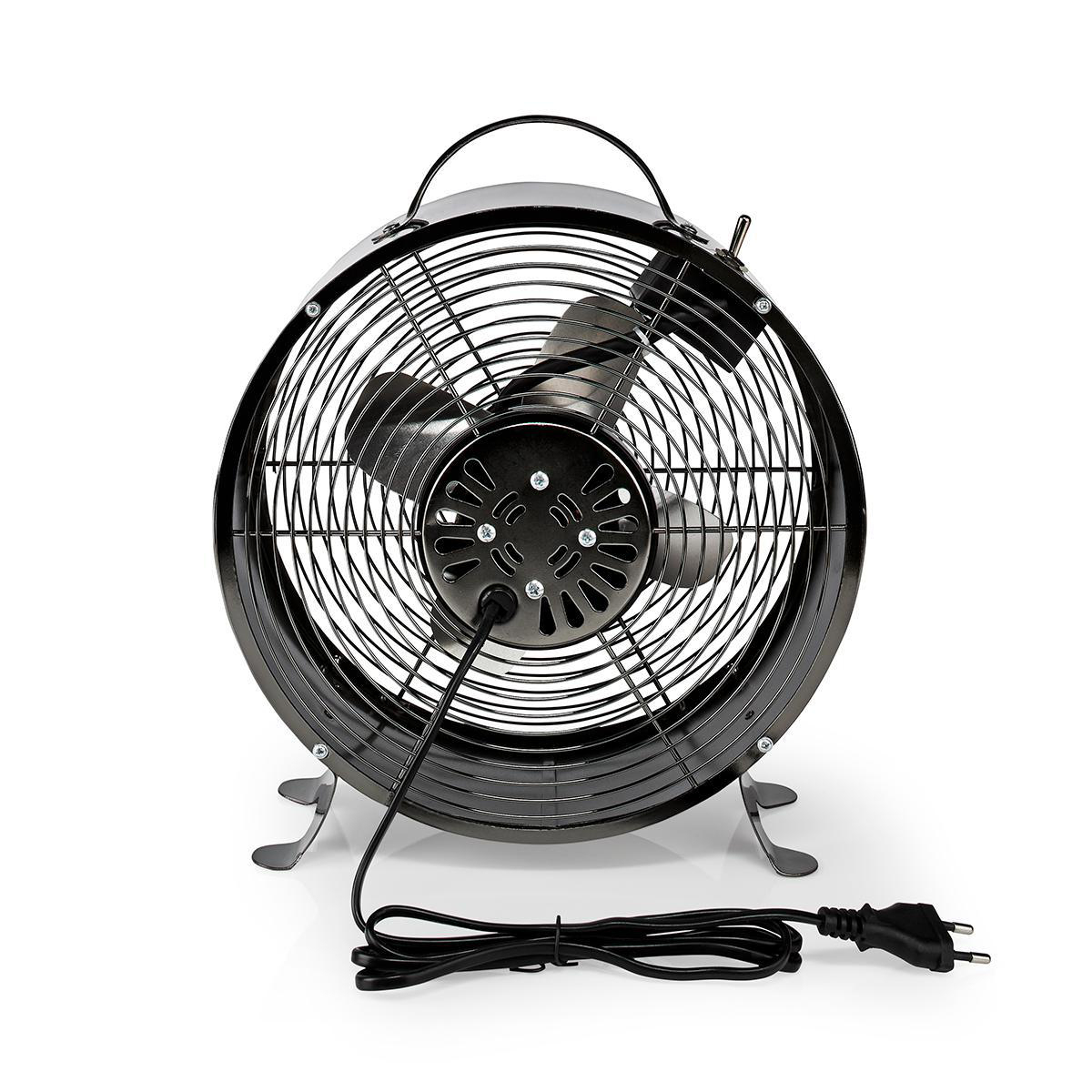 Ventilatore nero e rotondo con gabbia e maniglia in metallo. Cavo di alimentazione con spina. Sfondo bianco.