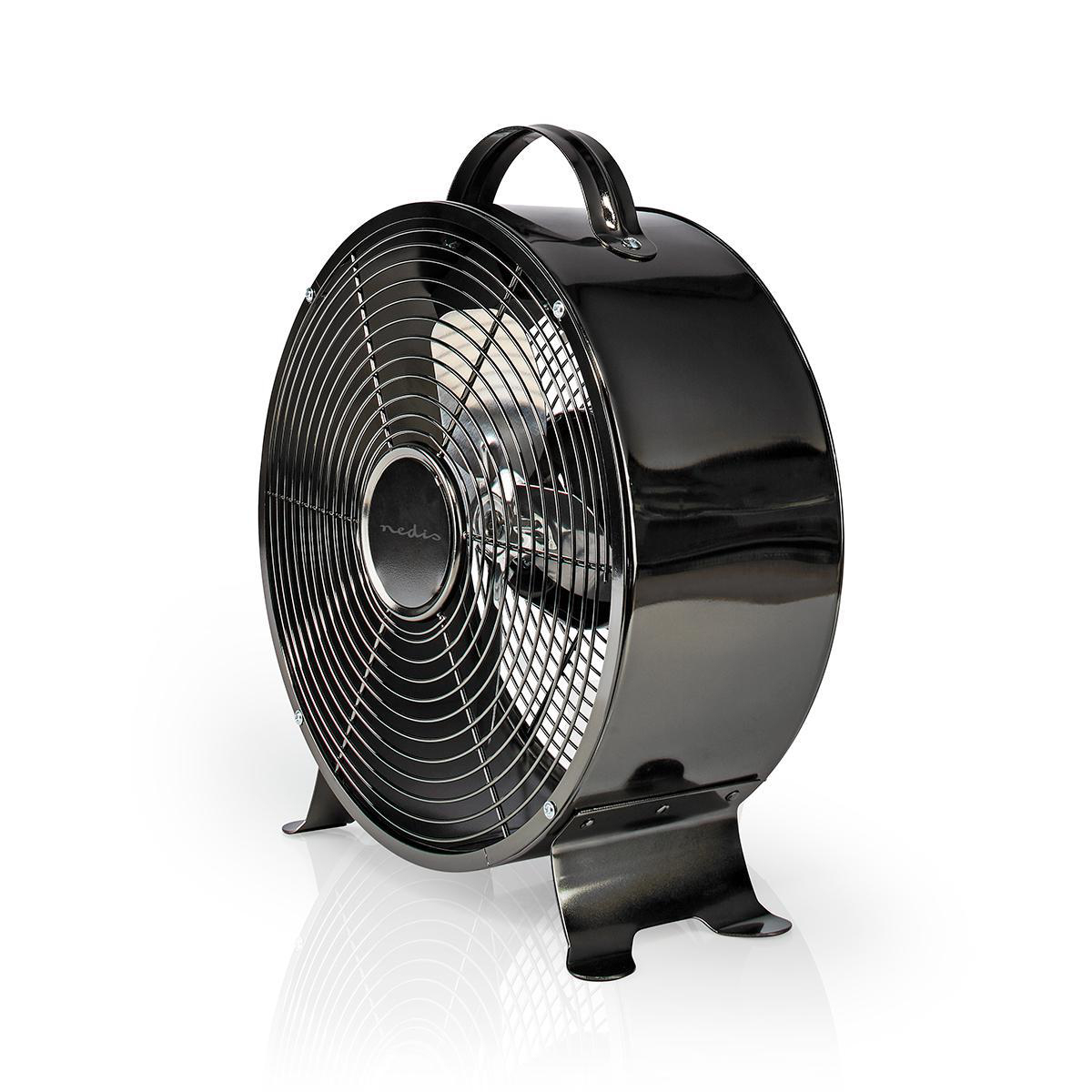 Ventilatore nero con manico e griglia metallica, su superficie bianca.