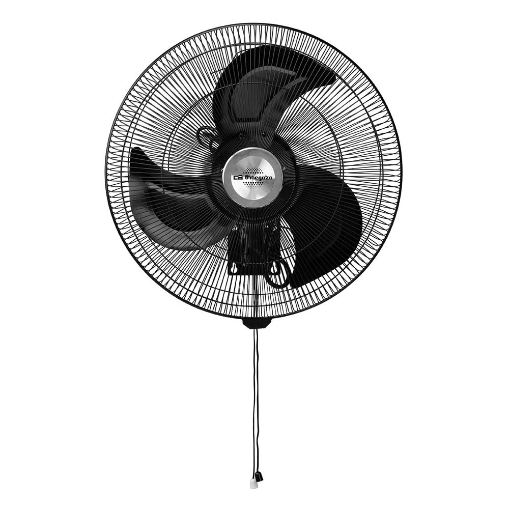 Ventilador negro de pared con tres aspas y una jaula protectora. Cuelga un cable.