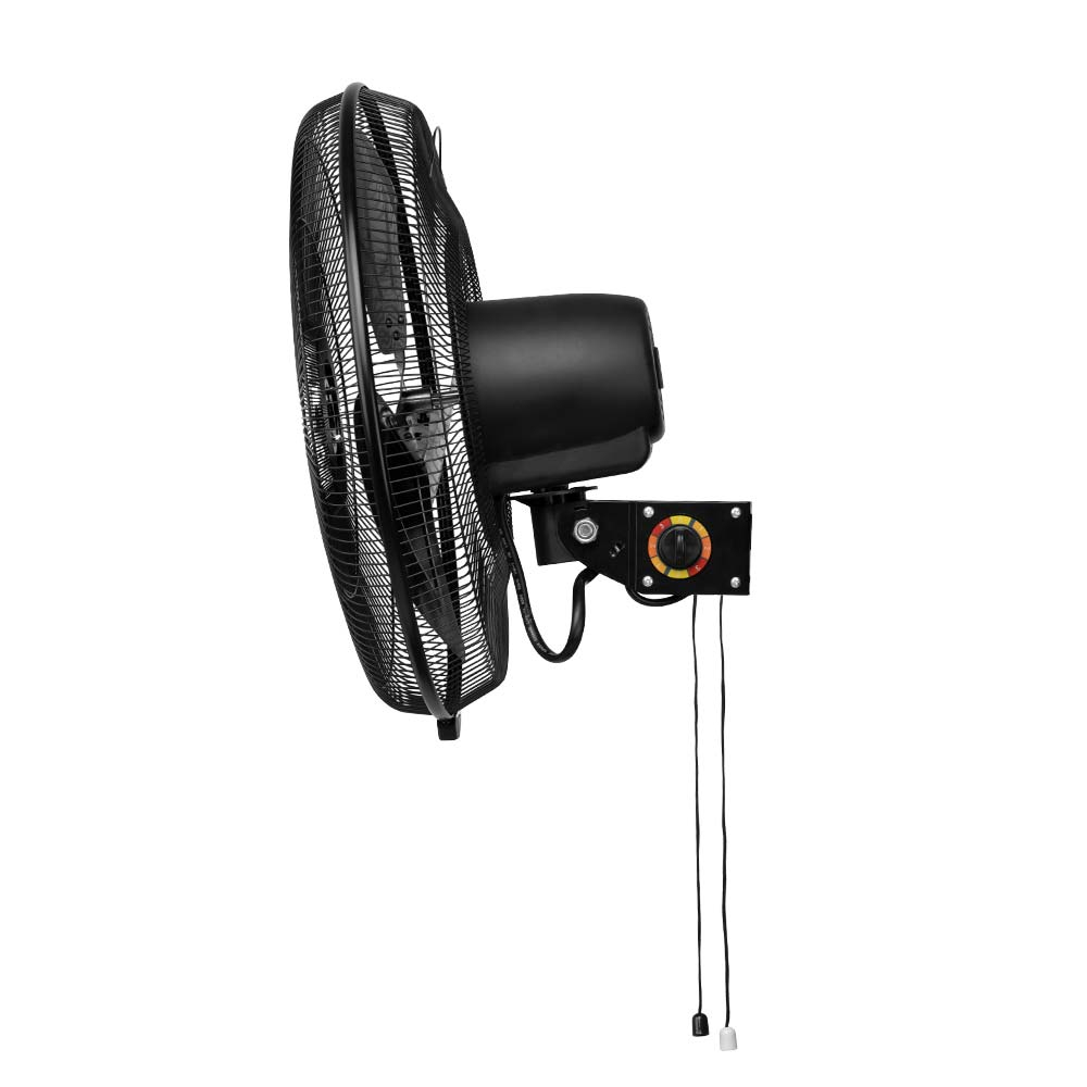 Un ventilador negro montado en la pared con una rejilla protectora. Tiene un panel de control con varios ajustes.