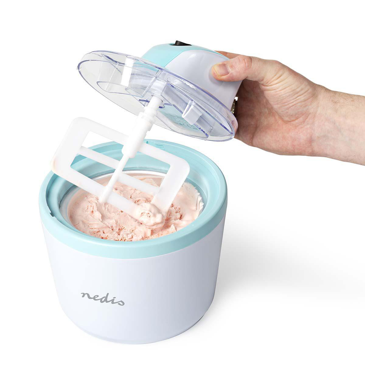 Una gelatiera con gelato rosa all'interno, una mano che tiene un coperchio e una combinazione di colori blu e bianco.