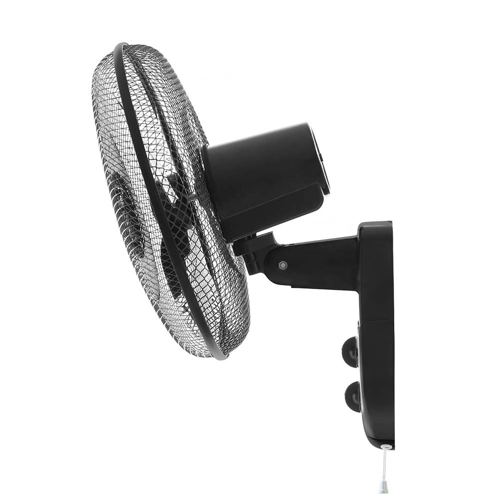 Czarny wentylator na ścianę, widok z boku, na białym tle.