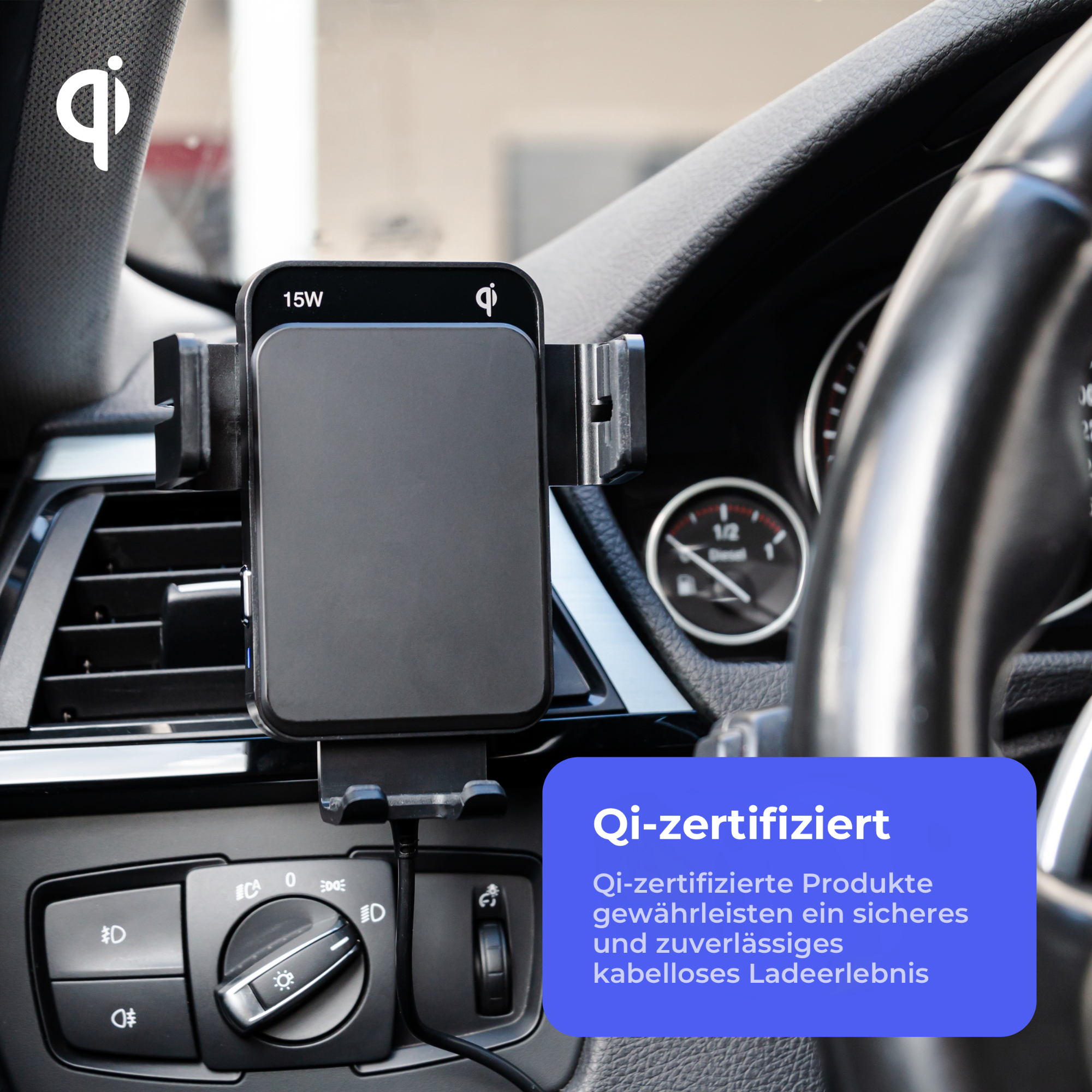 Schwarzer Telefonhalter mit Telefon, im Auto montiert. Text: Qi-zertifiziert.
