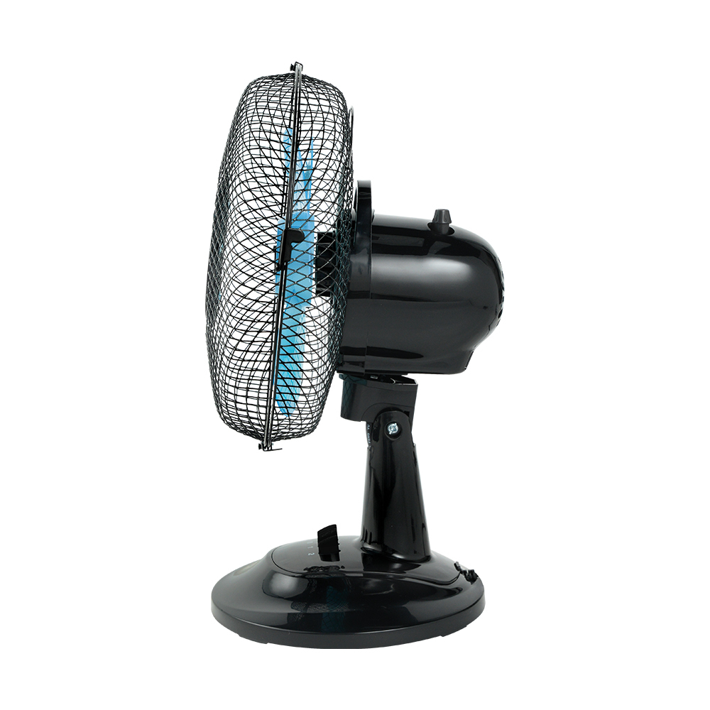 Zwarte bureaubladventilator met blauwe bladen, in een metalen kooi. Zwarte voet en steun. Witte achtergrond.
