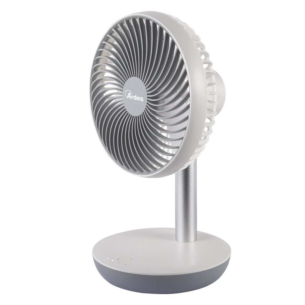 Un ventilatore bianco e grigio con il marchio Ardes, su una base rotonda bianca e grigia.