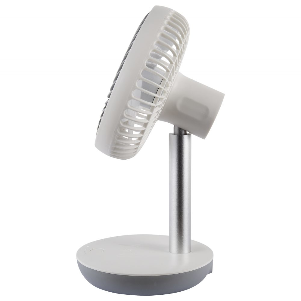 Ventilatore da scrivania bianco e argento, angolato. Il ventilatore ha una base circolare. Sfondo bianco.