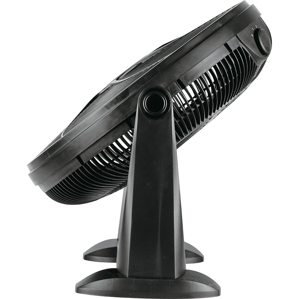 Czarny wentylator. Głowica wentylatora jest skierowana w górę. Podstawa ma trzy nogi.