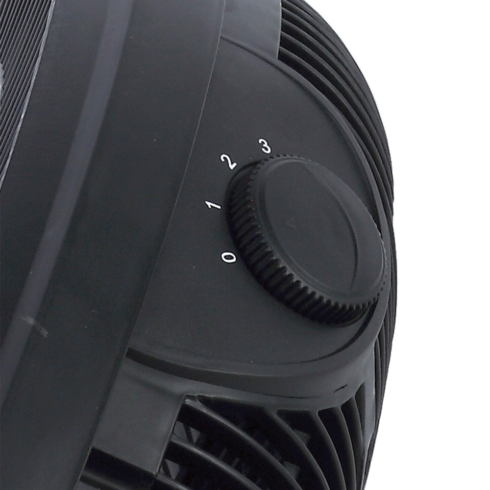 Szczegół czarnego wentylatora. Pokrętło z numerami 0-3. Wentylator na białym tle.