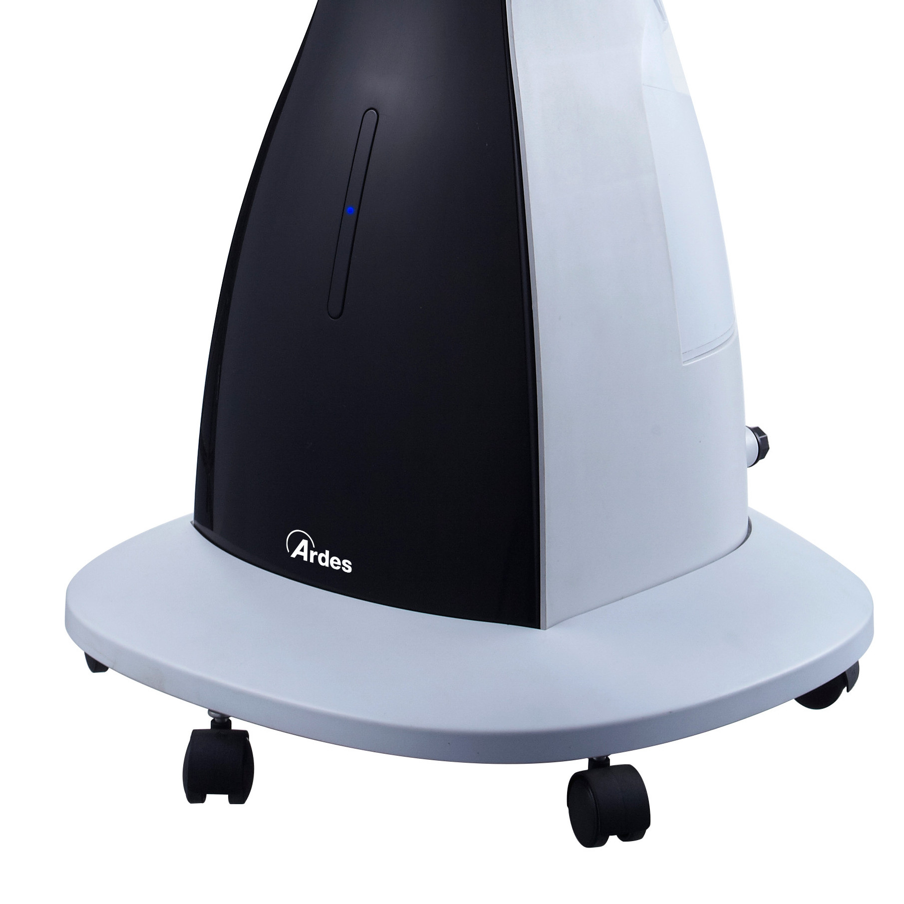 Afbeelding toont de basis van een zwart-witte ventilator met wielen en het Ardes-logo.