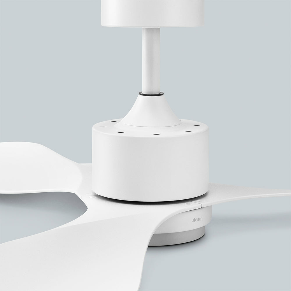 Biały wentylator sufitowy Ufesa. Wentylator ma trzy łopaty i biały cylinder.