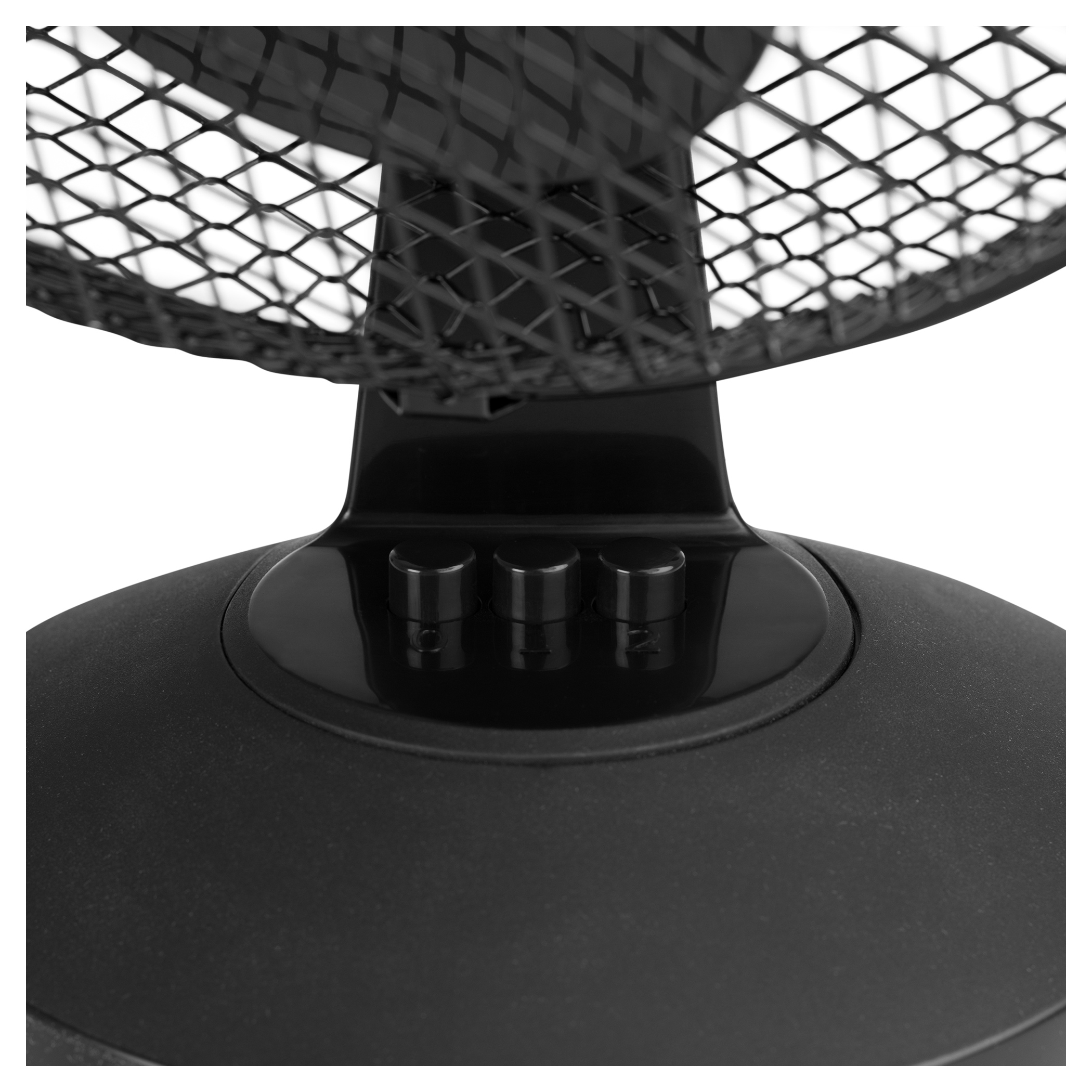 Gros plan sur une base de ventilateur noire avec des boutons de commande. Fond blanc.