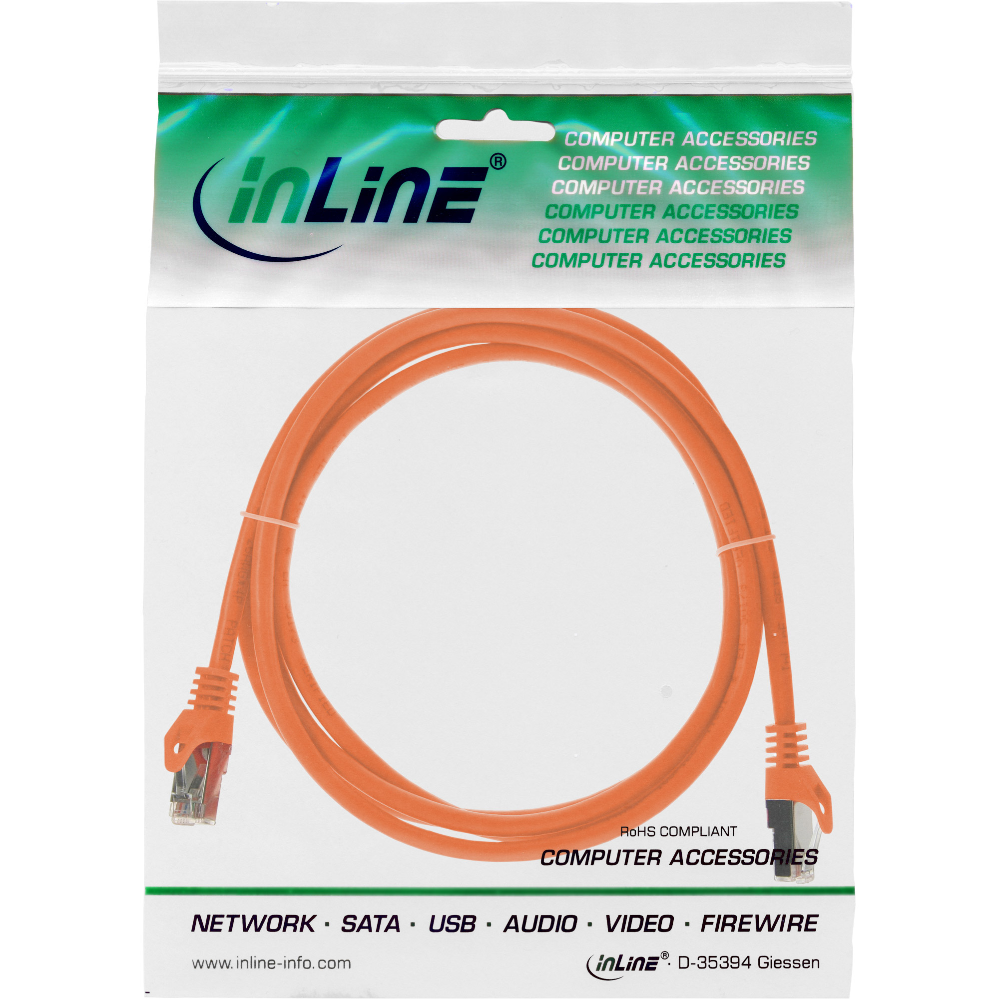 Câble Ethernet orange dans un emballage transparent. Le câble a des connecteurs aux deux extrémités.