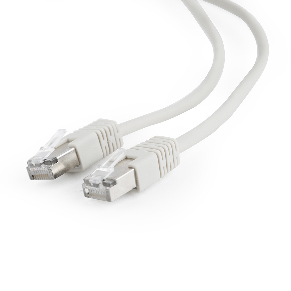 Dwa białe kable Ethernet ze złączami RJ45 są pokazane pod kątem na białym tle.