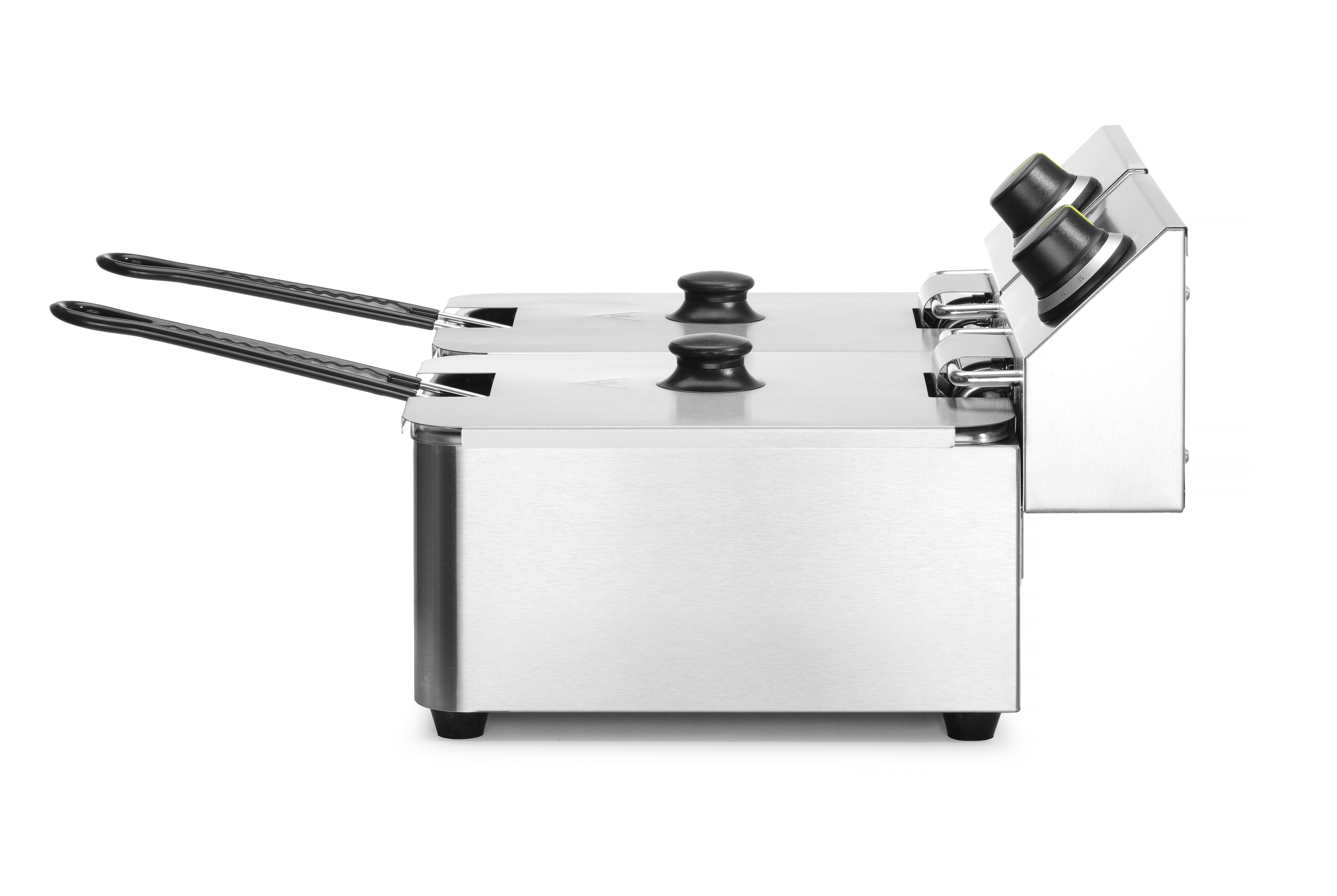 Edelstahl-Frittiermaschine mit zwei Fächern und schwarzen Griffen. Isoliert auf weißem Hintergrund.