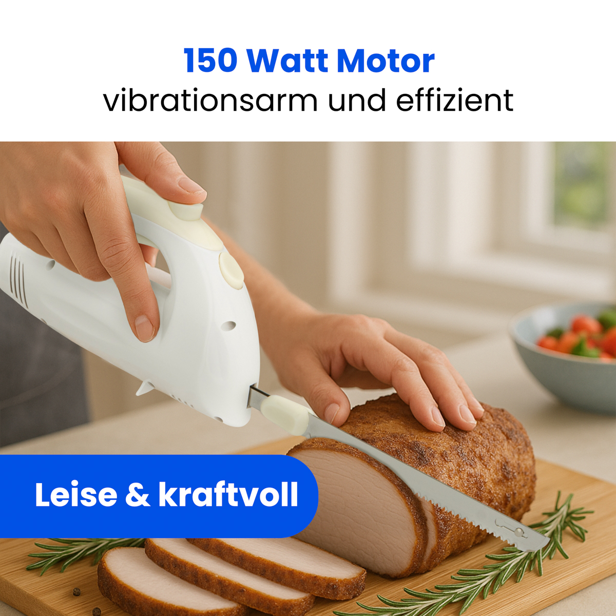 Mężczyzna używający białego noża elektrycznego do krojenia pieczeni na drewnianej desce z ziołami.