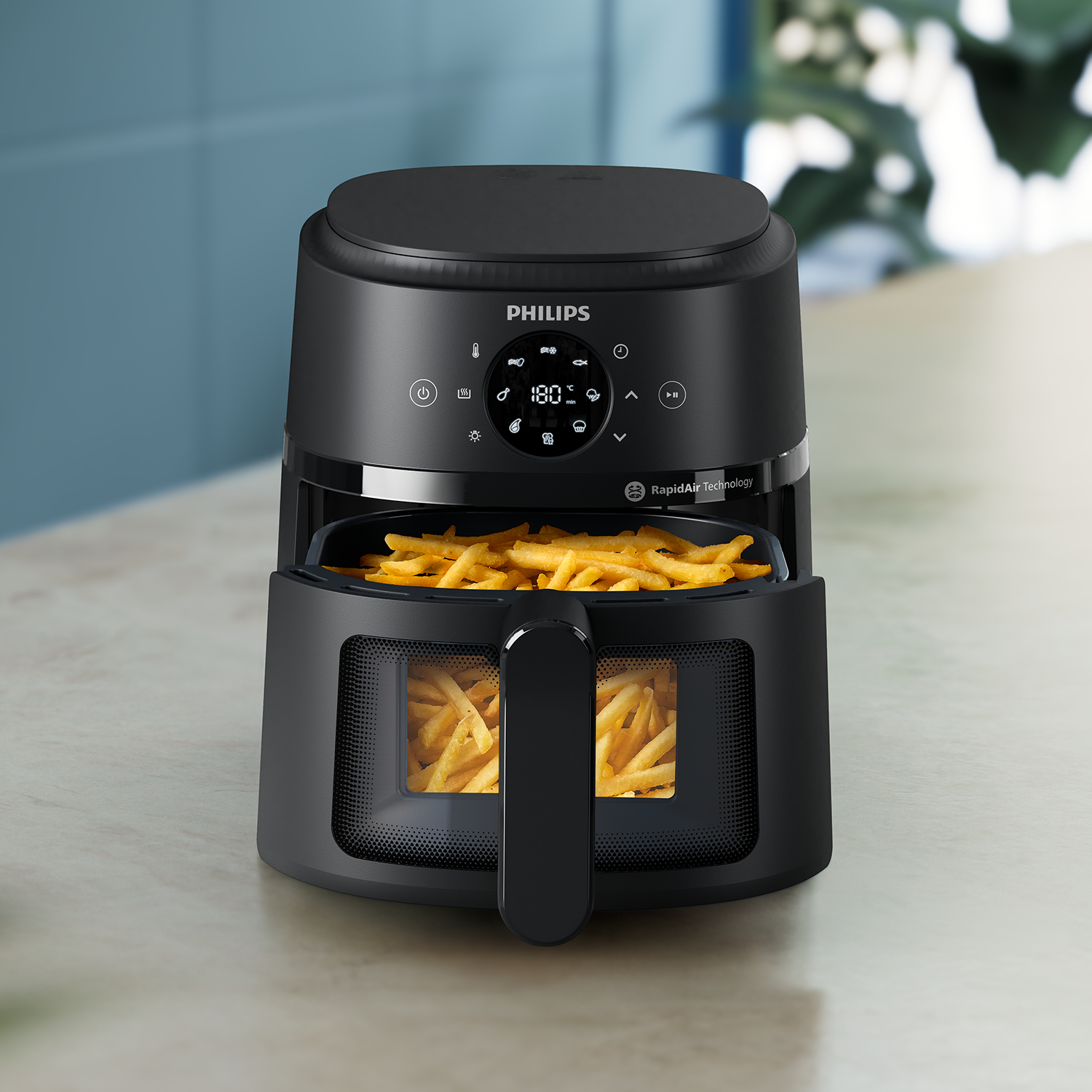 Eine schwarze Philips Heißluftfritteuse mit geöffnetem Korb, gefüllt mit Pommes. Es hat ein digitales Display.
