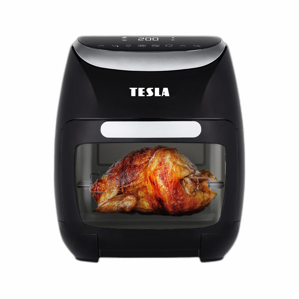 Czarna frytkownica Tesla z pieczonym kurczakiem widocznym przez szklane drzwi, białe tło.