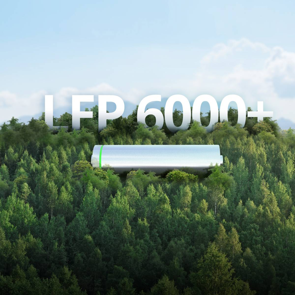 Zylindrische Batterie mit grünem Ende, über einem Wald schwebend, Text LFP 6000+.