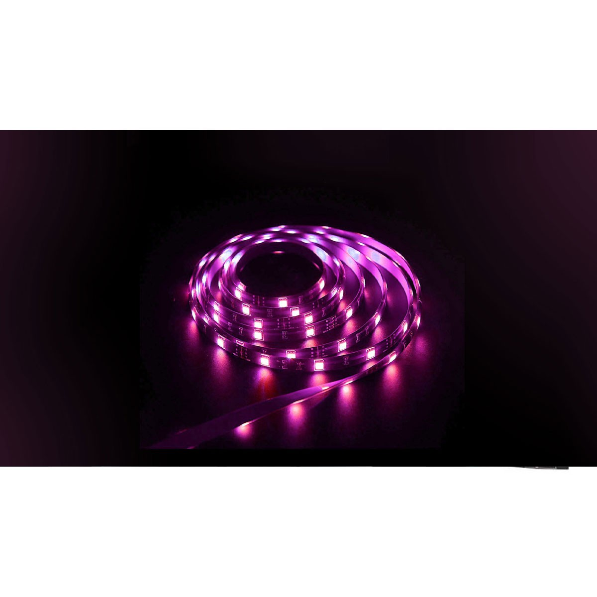 Opgerolde LED-lichtstrip, roze licht, op een donkere achtergrond.