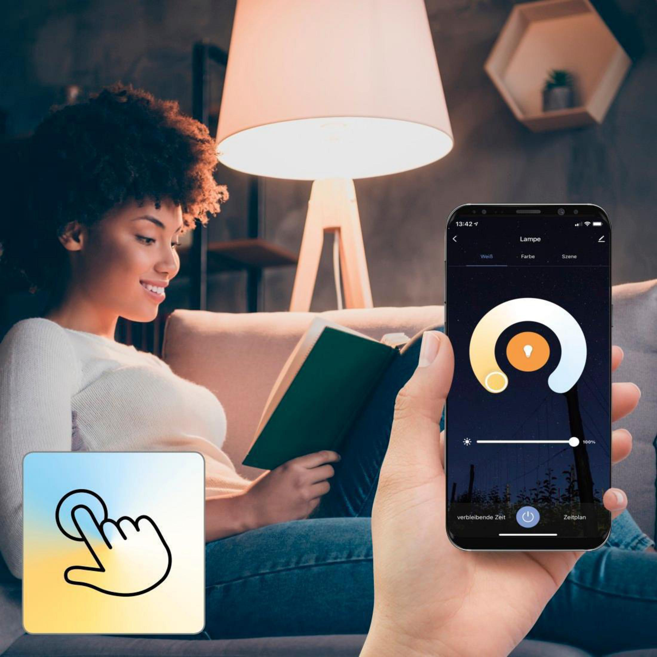 Una persona che legge un libro su un divano con una lampada e un cellulare con un'app per la regolazione della luce.