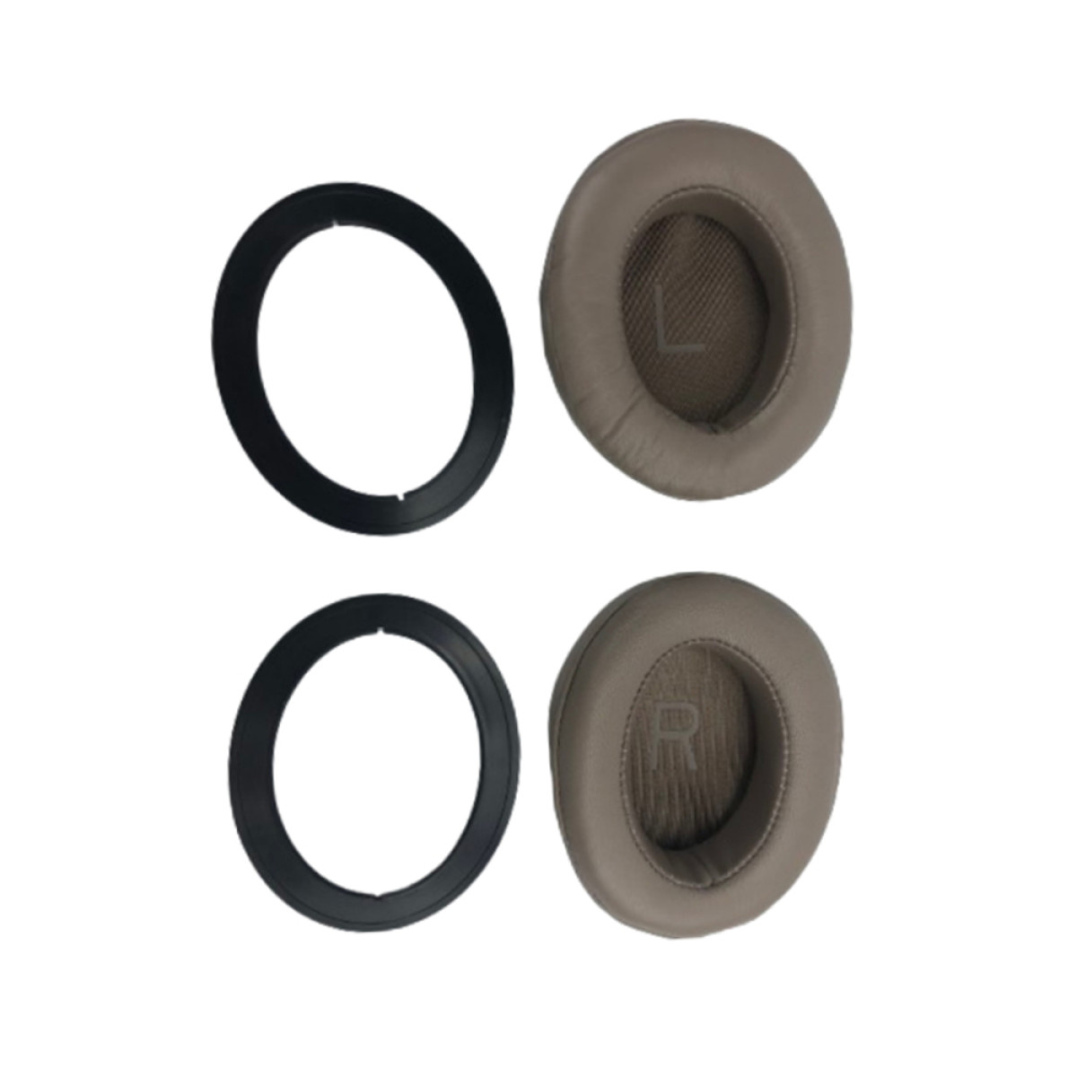Zwei schwarze Ringe und zwei beige, runde Ohrpolster auf weißem Grund.