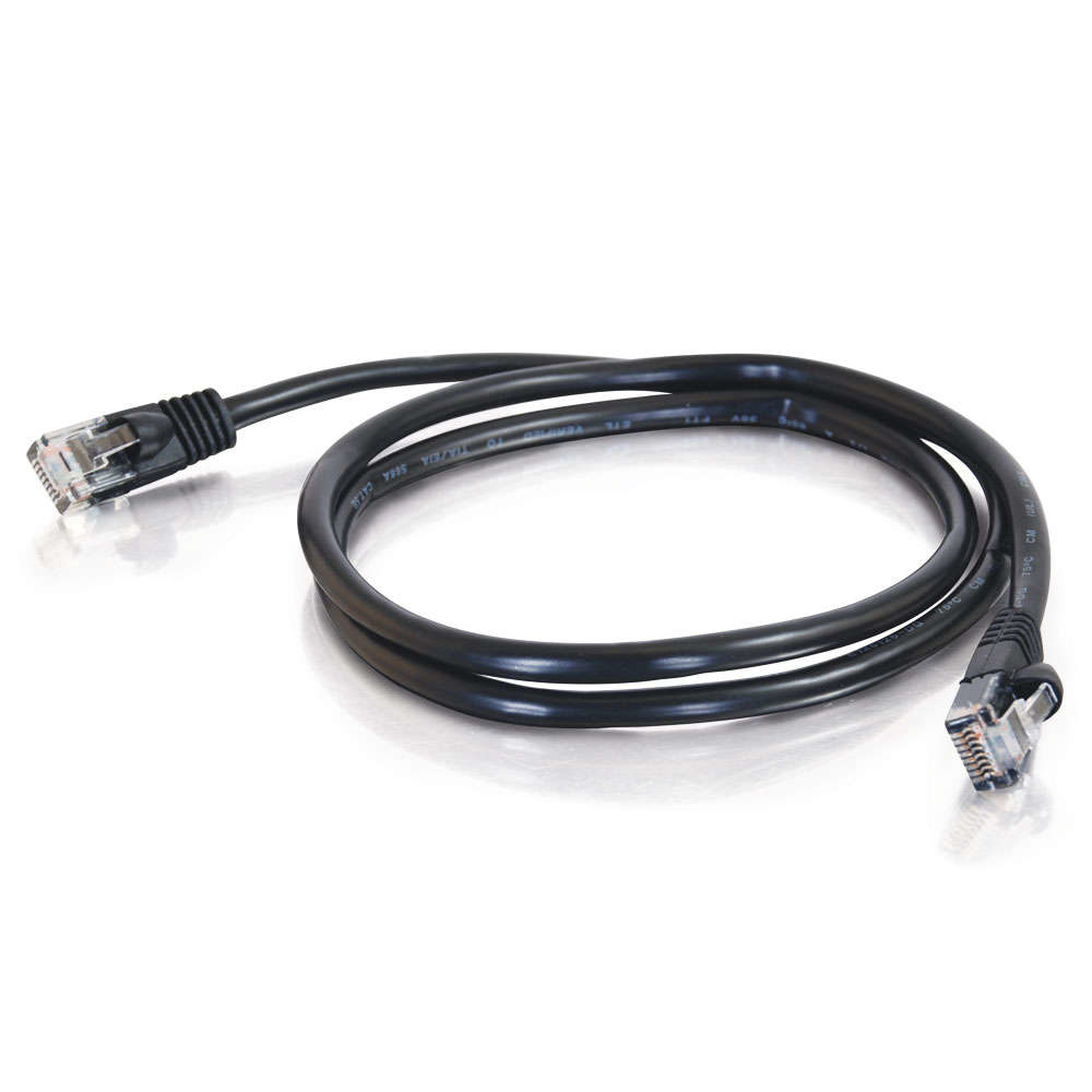Cavo Ethernet nero con connettori su entrambe le estremità. Sfondo bianco. Cavo dritto.