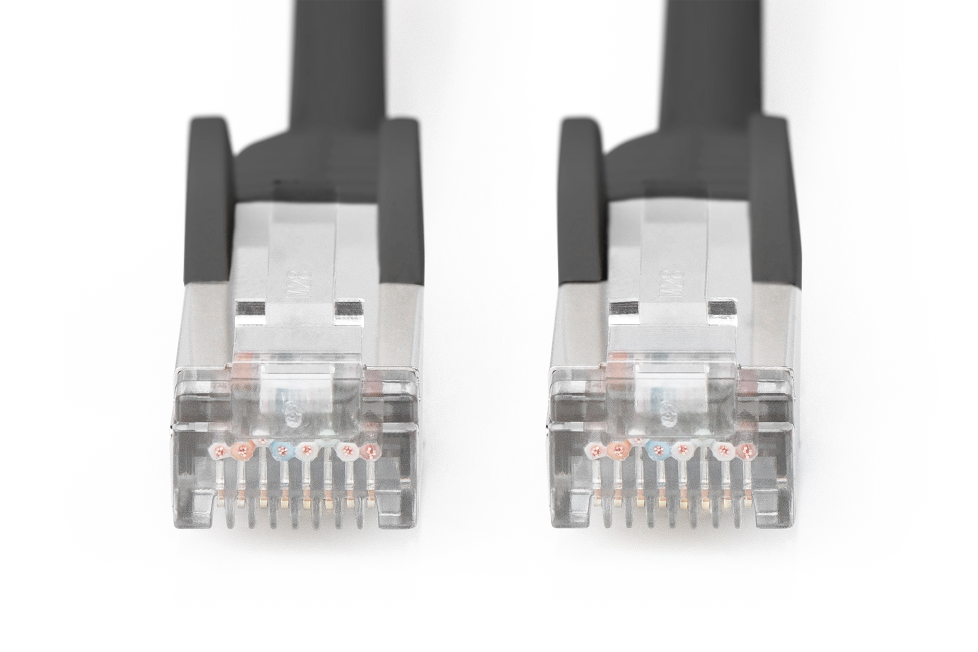 Deux connecteurs RJ45 côte à côte, avec du plastique transparent et des poignées noires.