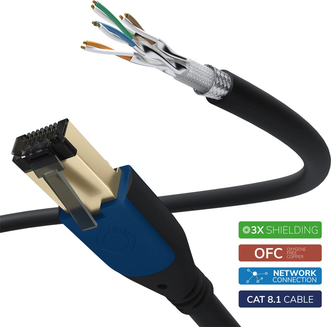Nahaufnahme eines Netzwerkkabels mit Stecker. Das Kabel ist schwarz, mit Textbeschriftungen.