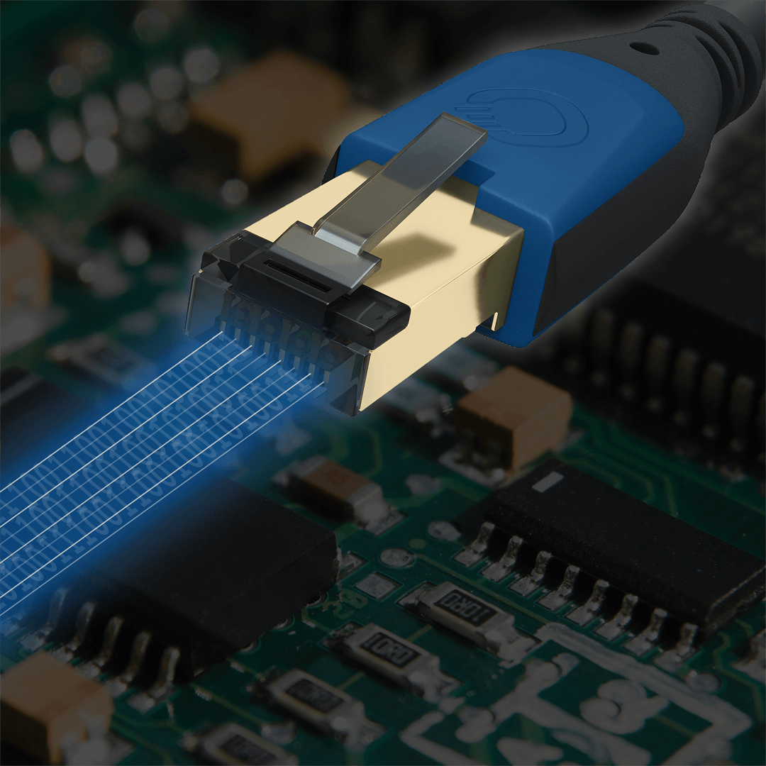 Nahaufnahme eines Ethernet-Kabels mit blauem Stecker, der in eine Leiterplatte gesteckt ist.