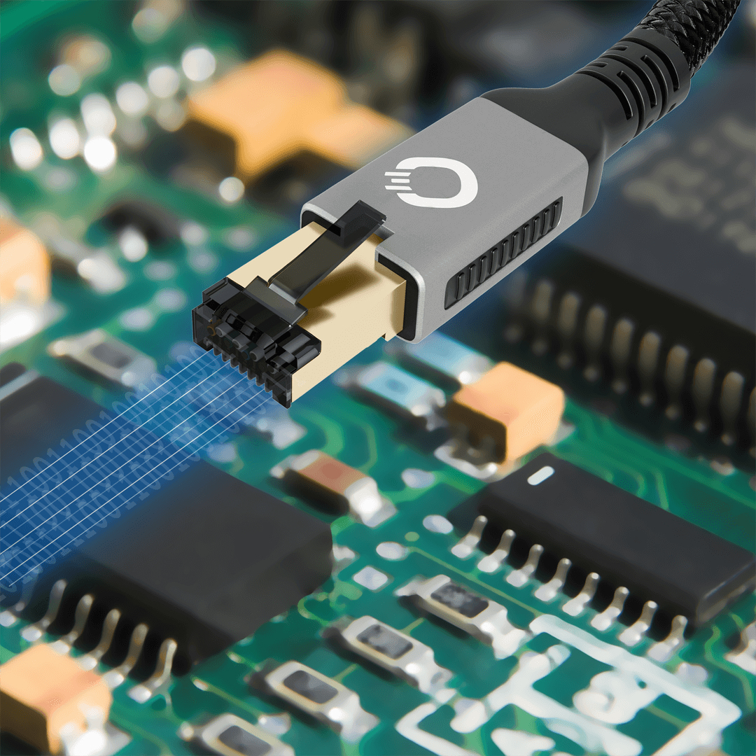 Ein Ethernet-Kabel, das mit einer Leiterplatte verbunden ist. Nahaufnahme, mit blauen Datenlinien.
