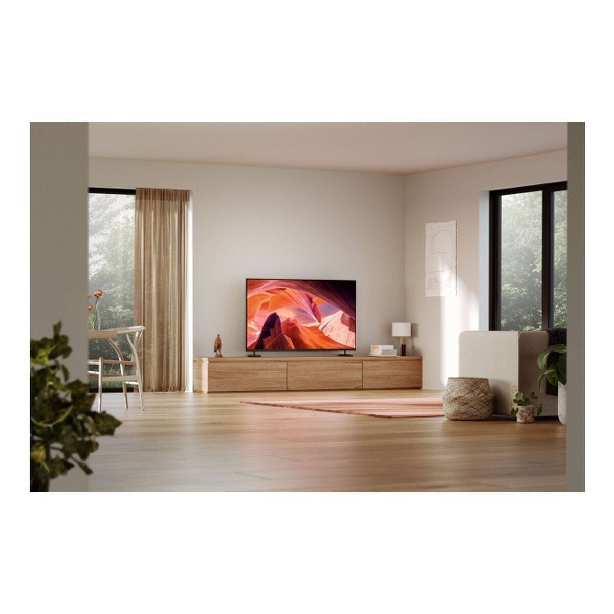 Sala de estar con un televisor grande en un soporte de madera. Alfombra, cortinas y ventanas visibles.