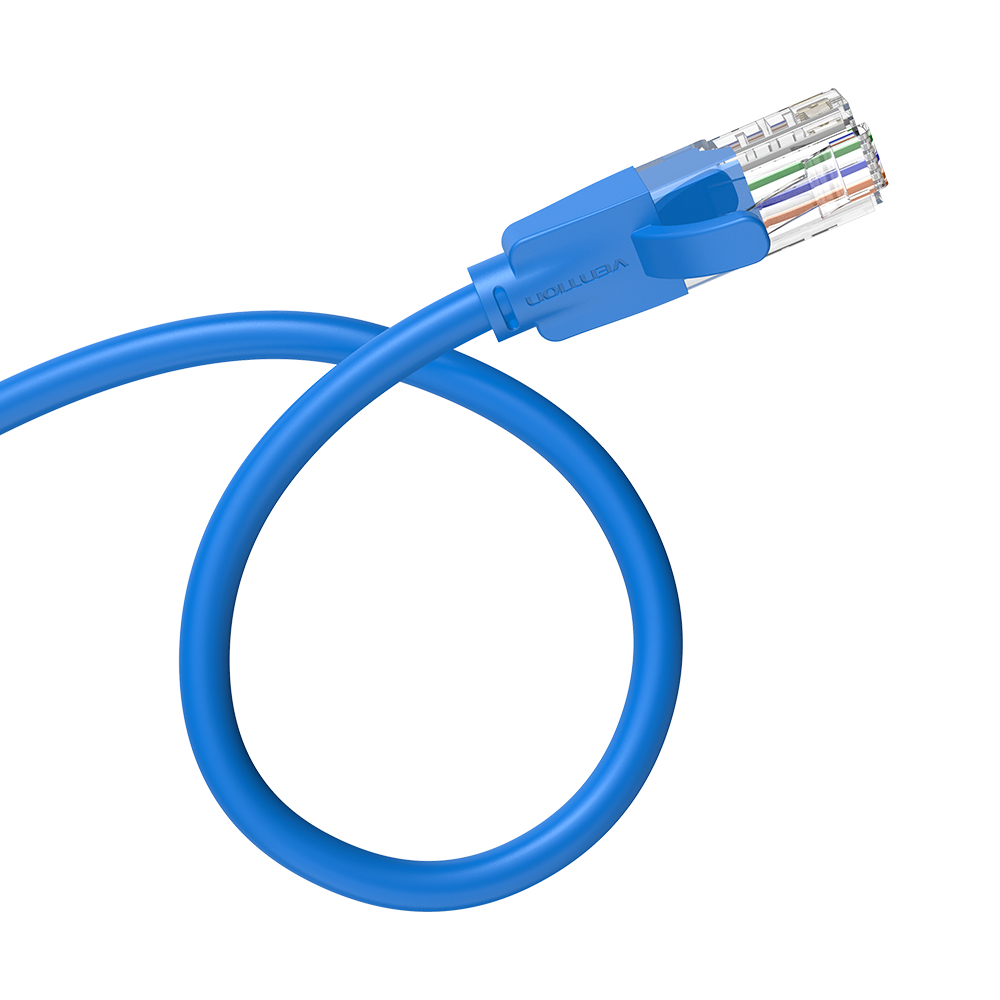 Cavo Ethernet blu con connettore trasparente. Il cavo è curvo.
