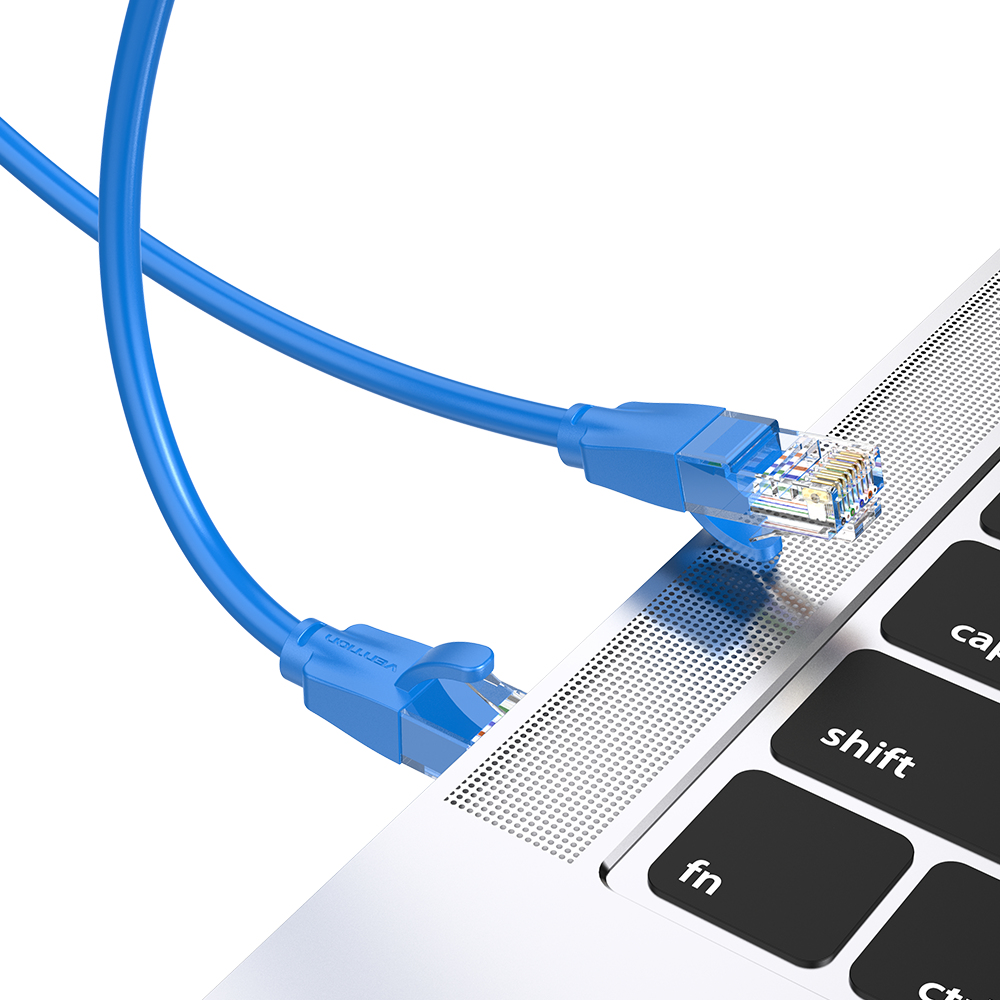 Un cavo di rete blu è collegato a un laptop. Il cavo è blu. Il laptop è argento e nero.