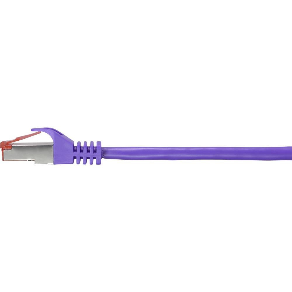 Cavo Ethernet viola, connettore RJ45. Linguetta di rilascio rossa. Sfondo bianco.