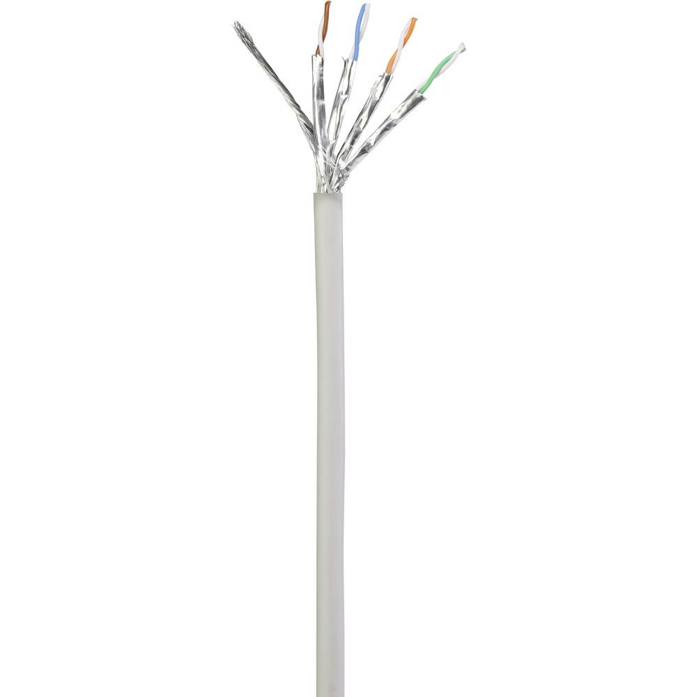 Cavo Ethernet tagliato, fili visibili. Sfondo bianco.
