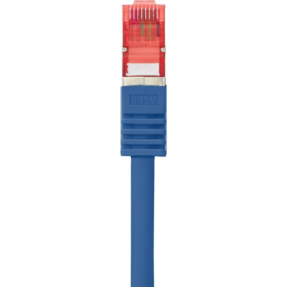 Un primo piano di un cavo di rete blu con un connettore rosso, che mostra i dettagli del cavo e del connettore.