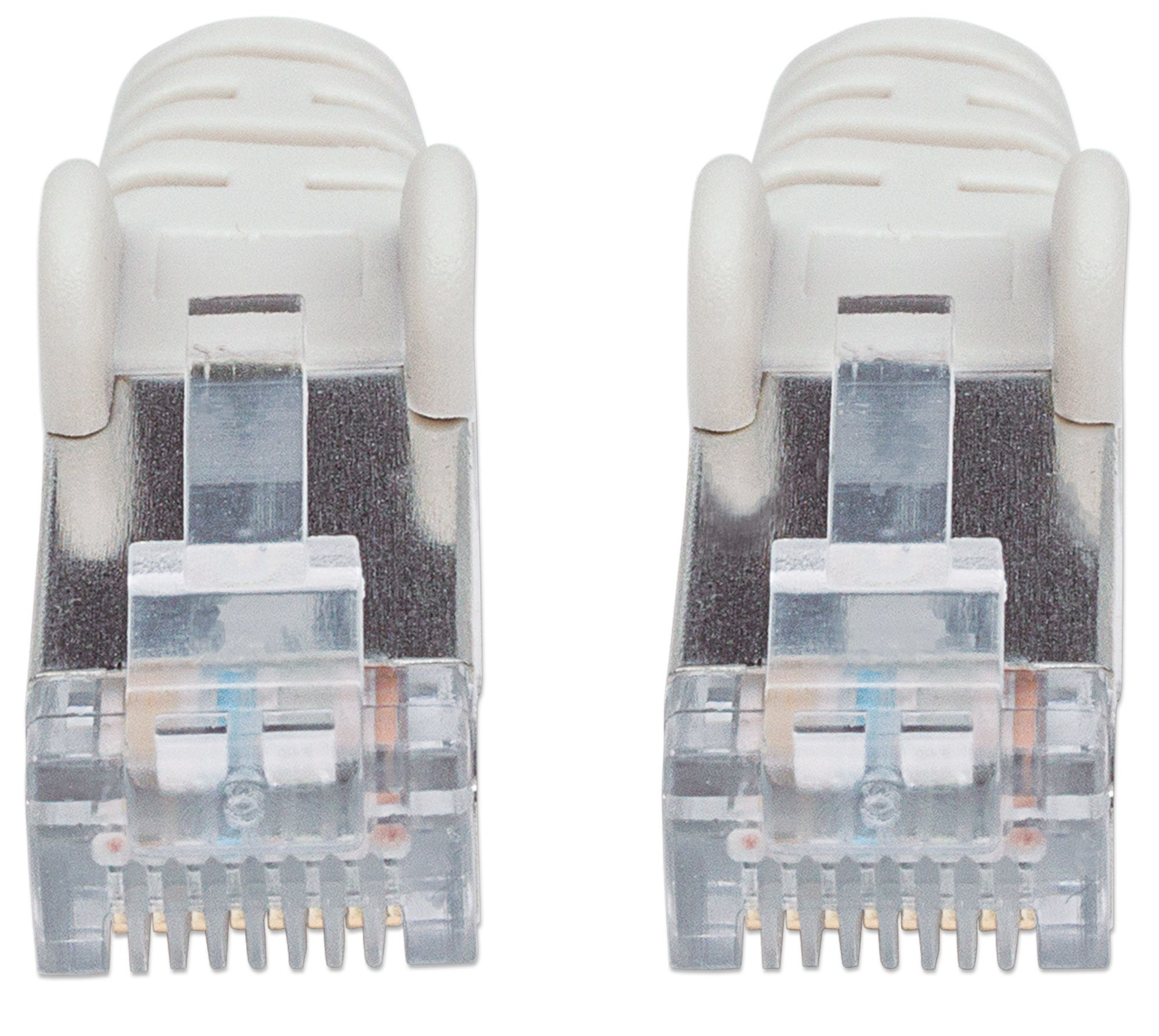 Primo piano dei connettori RJ45, che mostrano i pin e l'involucro di plastica trasparente, sfondo bianco, per rete.