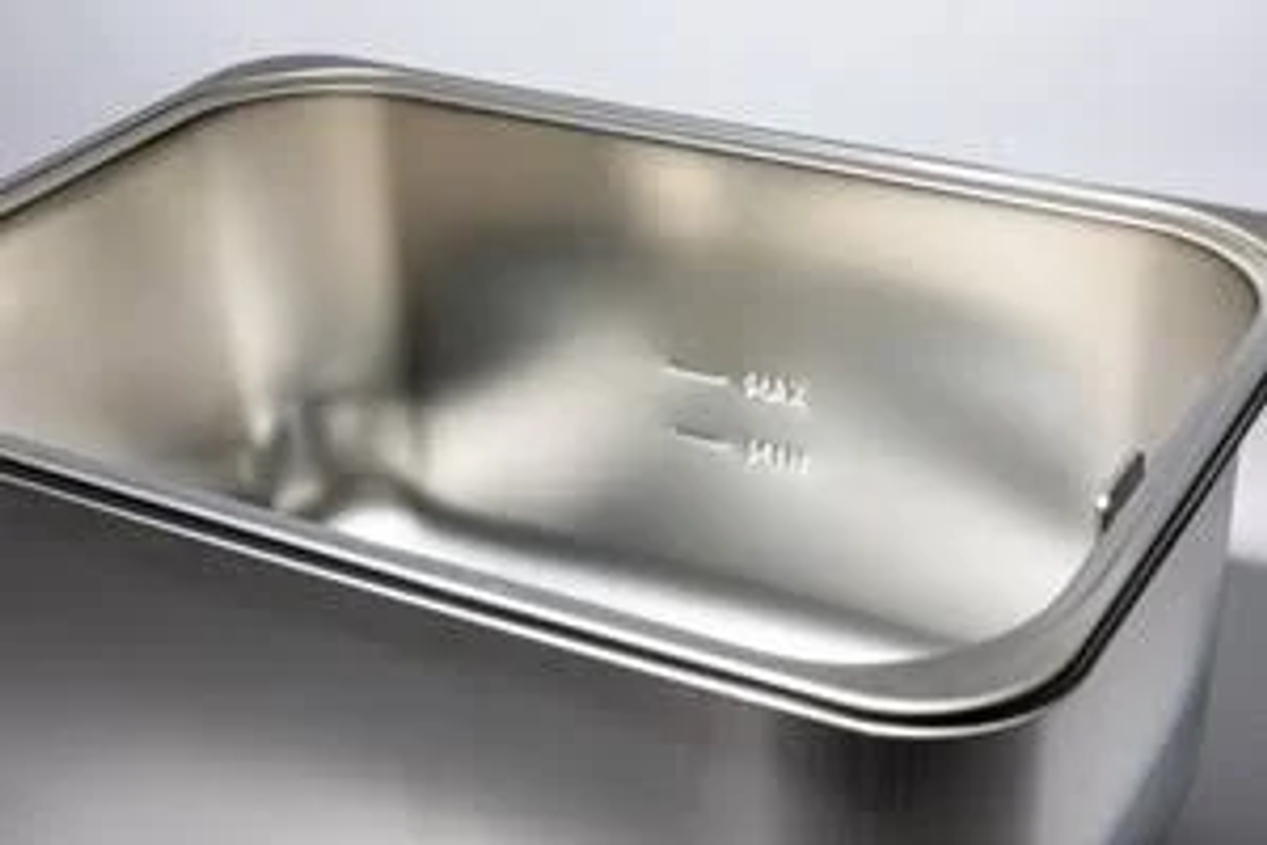 Pojemnik ze stali nierdzewnej, ze wskaźnikami poziomu max i min.