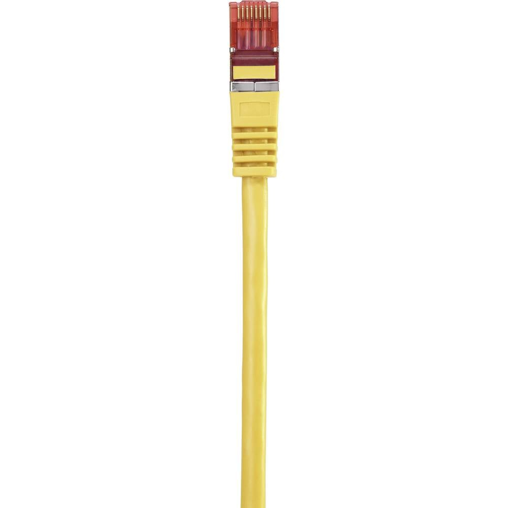Cavo di rete giallo con un connettore giallo. Linguetta in plastica rossa. Sfondo bianco.
