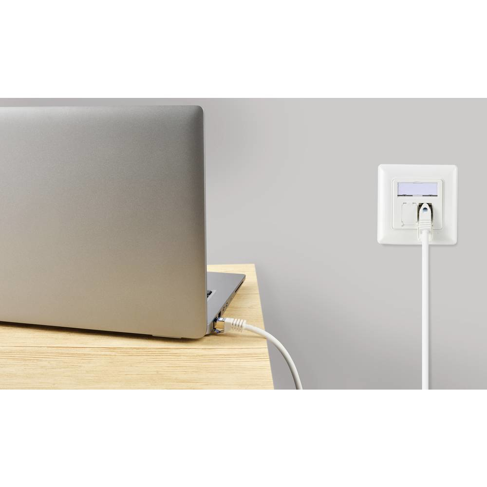 Un laptop è collegato a una presa a muro con un cavo bianco. Un cavo Ethernet bianco è collegato al laptop.
