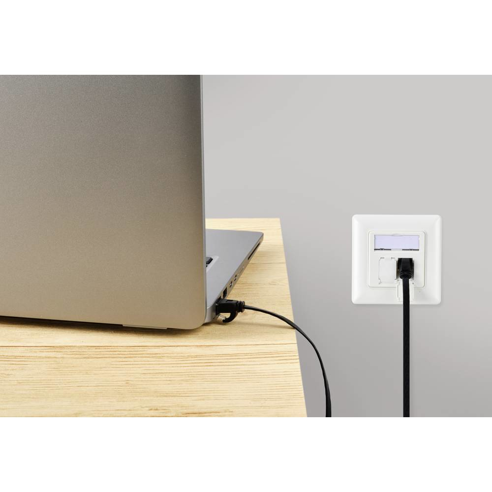 Laptop collegato a una presa a muro con cavo Ethernet.