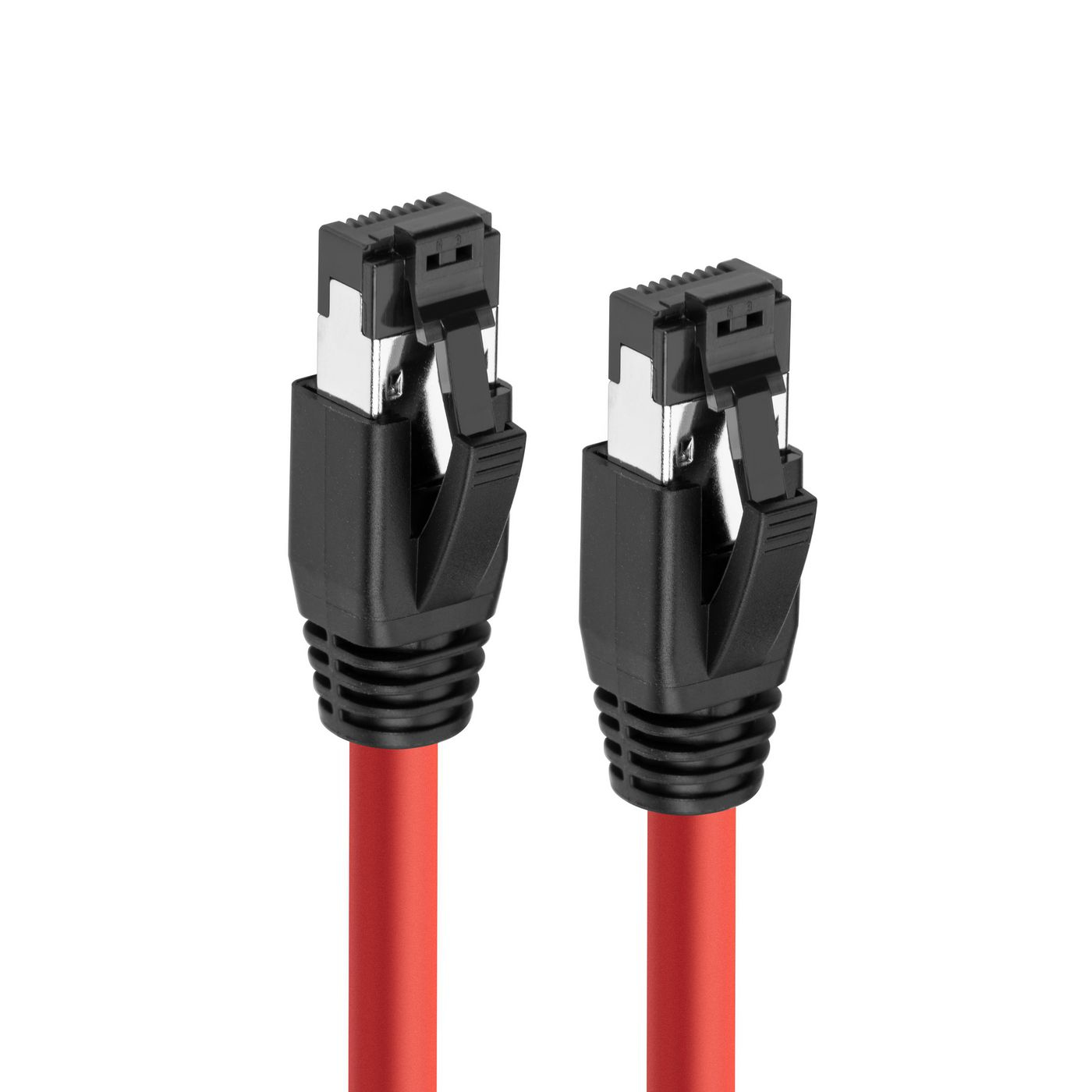 Dwa czerwone kable Ethernet z czarnymi złączami na białym tle.