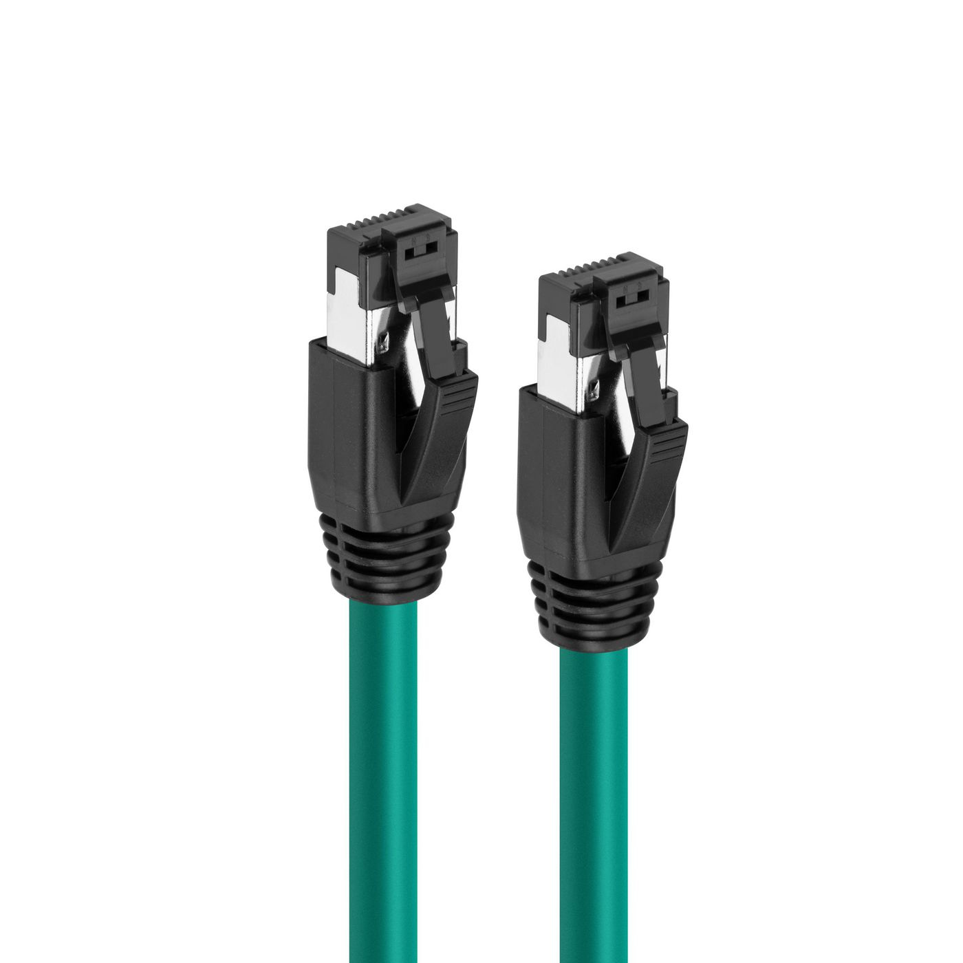 Twee groene Ethernet-kabels met zwarte connectoren, tegen een witte achtergrond.