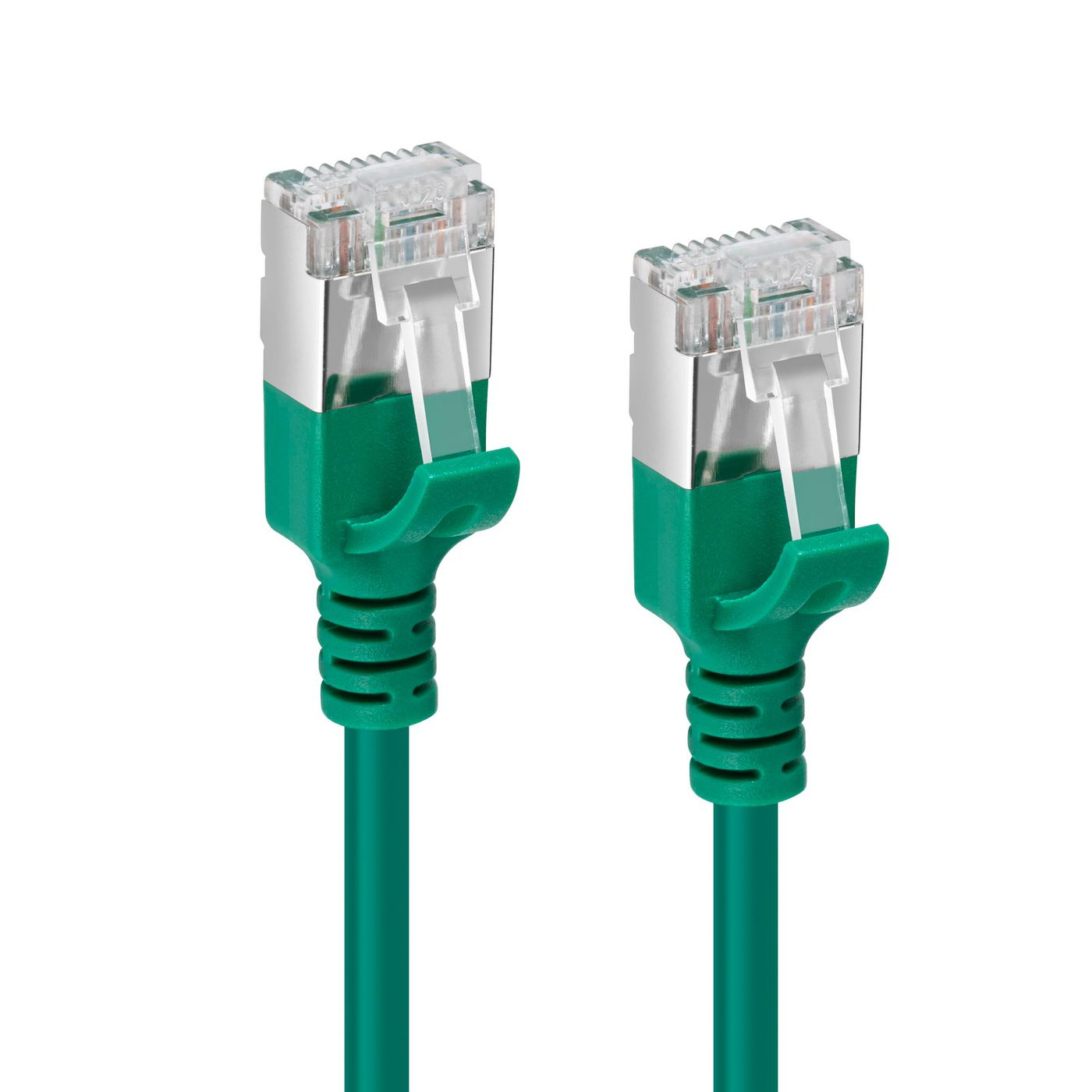 Deux câbles réseau verts avec connecteurs verts. Fond blanc.